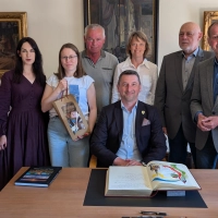 Empfang im Rathaus für die Gäste aus Siebenbürgen (von links): Unternehmer Herbert Andrae, Melitta Thamm (Vorsitzende des Freundesskreises Dinkelsbühl-Schäßburg), Yvonne Baier (Geschäftsführerin des Demokratischen Forums der Deutschen in Schäßburg), zweiter Bürgermeister Georg Piott, Schäßburgs Bürgermeister Ioan-Iulian Sîrbu, Andrea Rost (stellvertretende Vorsitzende des Demokratischen Forums der Deutschen in Schäßburg), Stefan Gorczyca (Vorsitzender des Demokratischen Forums der Deutschen in Schäßburg) und OB Dr. Christoph Hammer. (Foto: Stadt Dinkelsbühl/Thomas Staufinger)