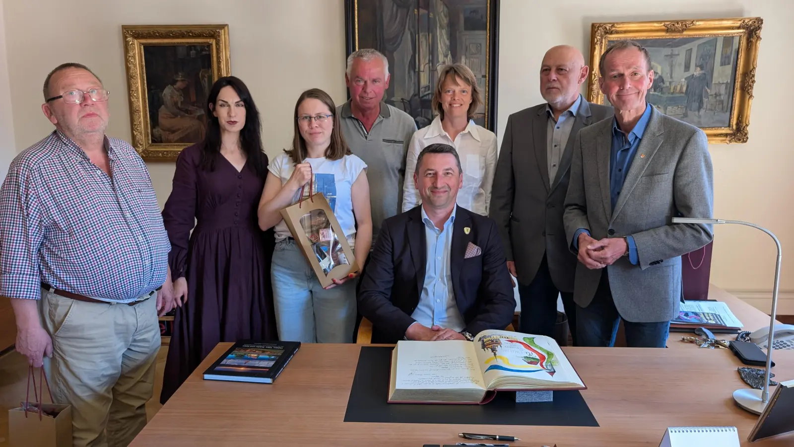 Empfang im Rathaus für die Gäste aus Siebenbürgen (von links): Unternehmer Herbert Andrae, Melitta Thamm (Vorsitzende des Freundesskreises Dinkelsbühl-Schäßburg), Yvonne Baier (Geschäftsführerin des Demokratischen Forums der Deutschen in Schäßburg), zweiter Bürgermeister Georg Piott, Schäßburgs Bürgermeister Ioan-Iulian Sîrbu, Andrea Rost (stellvertretende Vorsitzende des Demokratischen Forums der Deutschen in Schäßburg), Stefan Gorczyca (Vorsitzender des Demokratischen Forums der Deutschen in Schäßburg) und OB Dr. Christoph Hammer. (Foto: Stadt Dinkelsbühl/Thomas Staufinger)