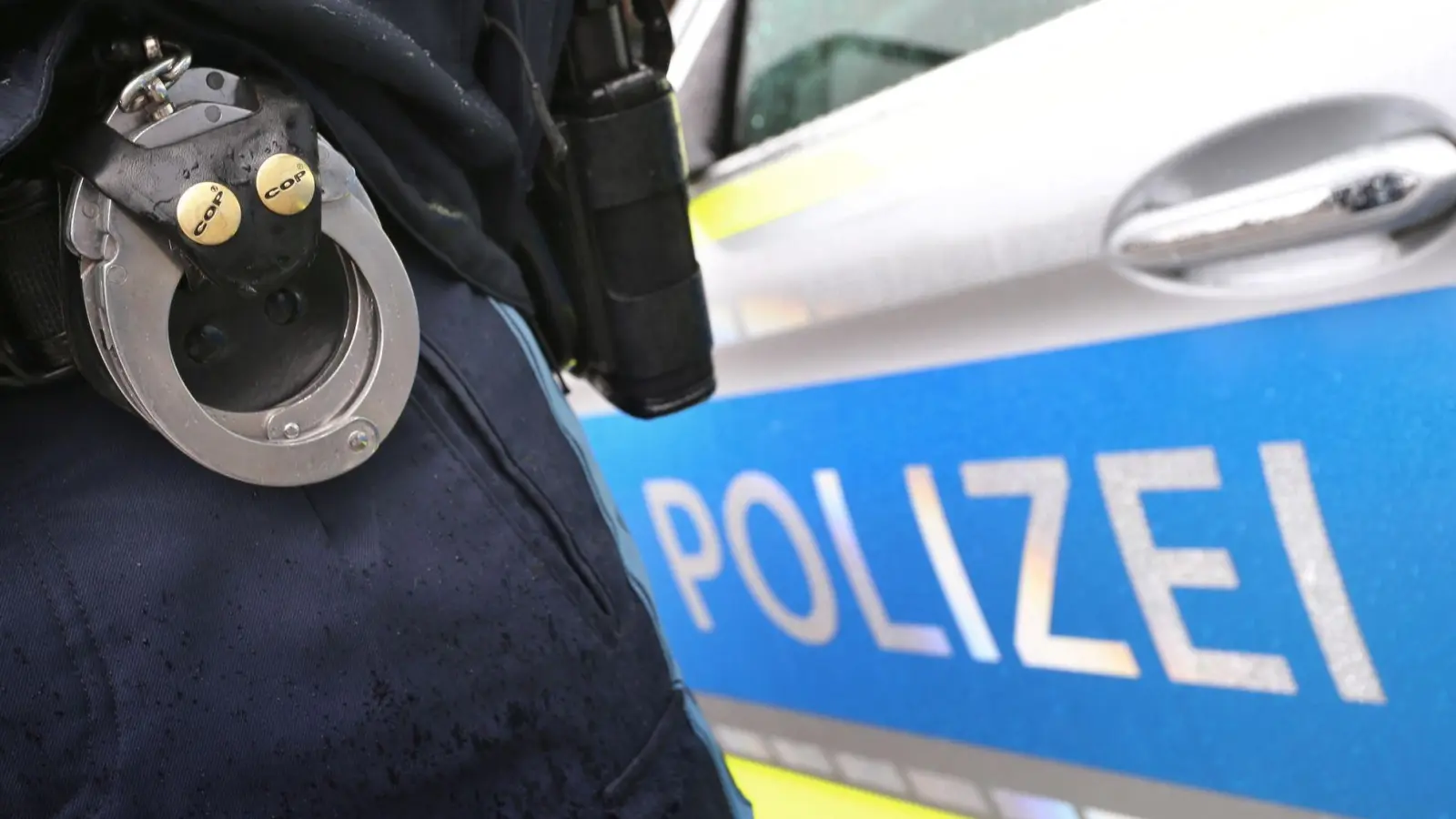 Die Polizei sucht einen Exhibitionisten, den eine Zeugin in Windsbach beobachtet hat. (Symbolbild: Karl-Josef Hildenbrand/dpa)