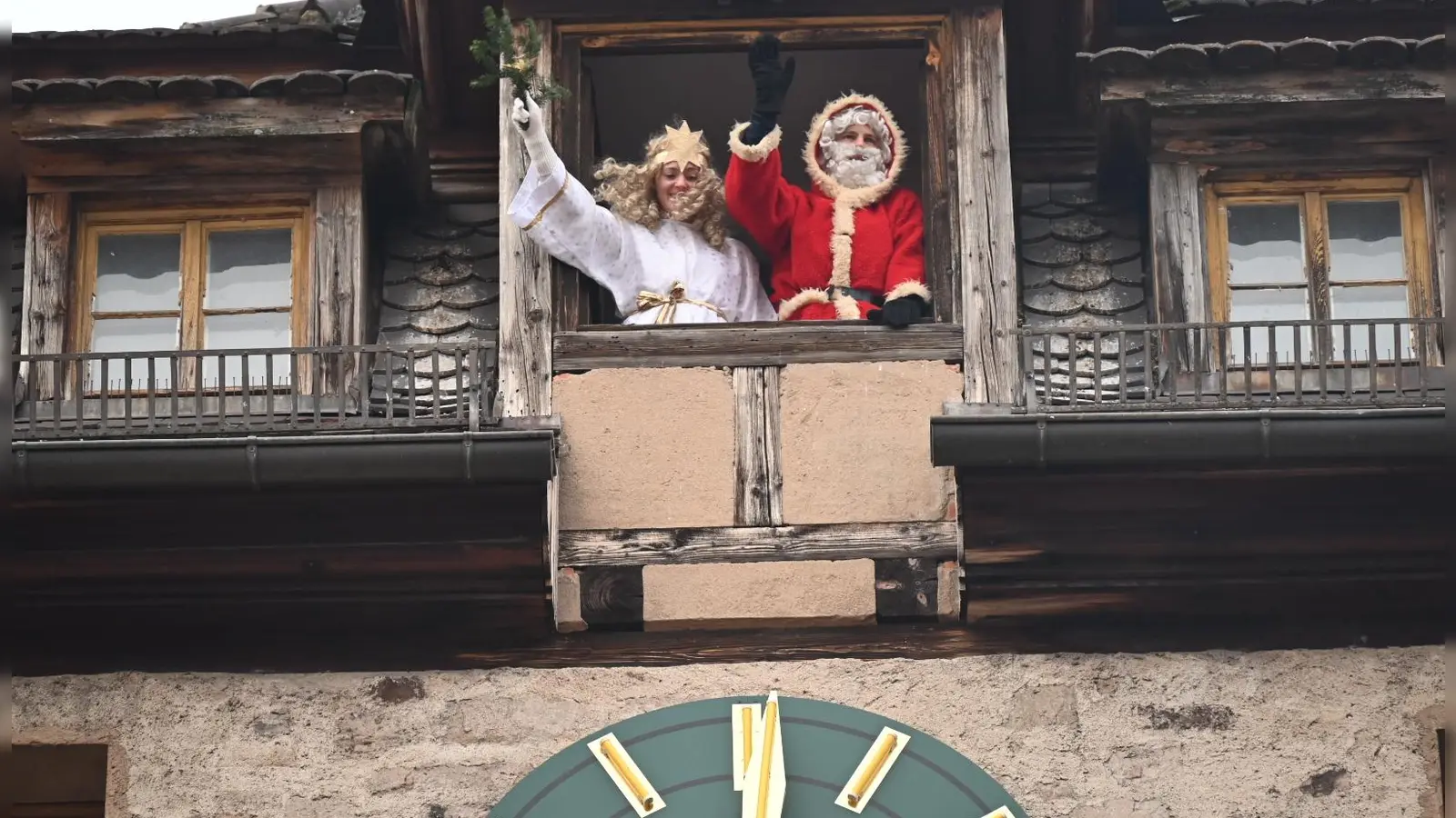 Eine Minute nach 14 Uhr öffnet sich das Fenster des Türmerstübchens im Oberen Tor. Christkind und Pelzi, die Geschwister Paula und Hannes Riess, huldigen Hunderten ungeduldig Wartenden.  (Foto: Wolfgang Grebenhof)