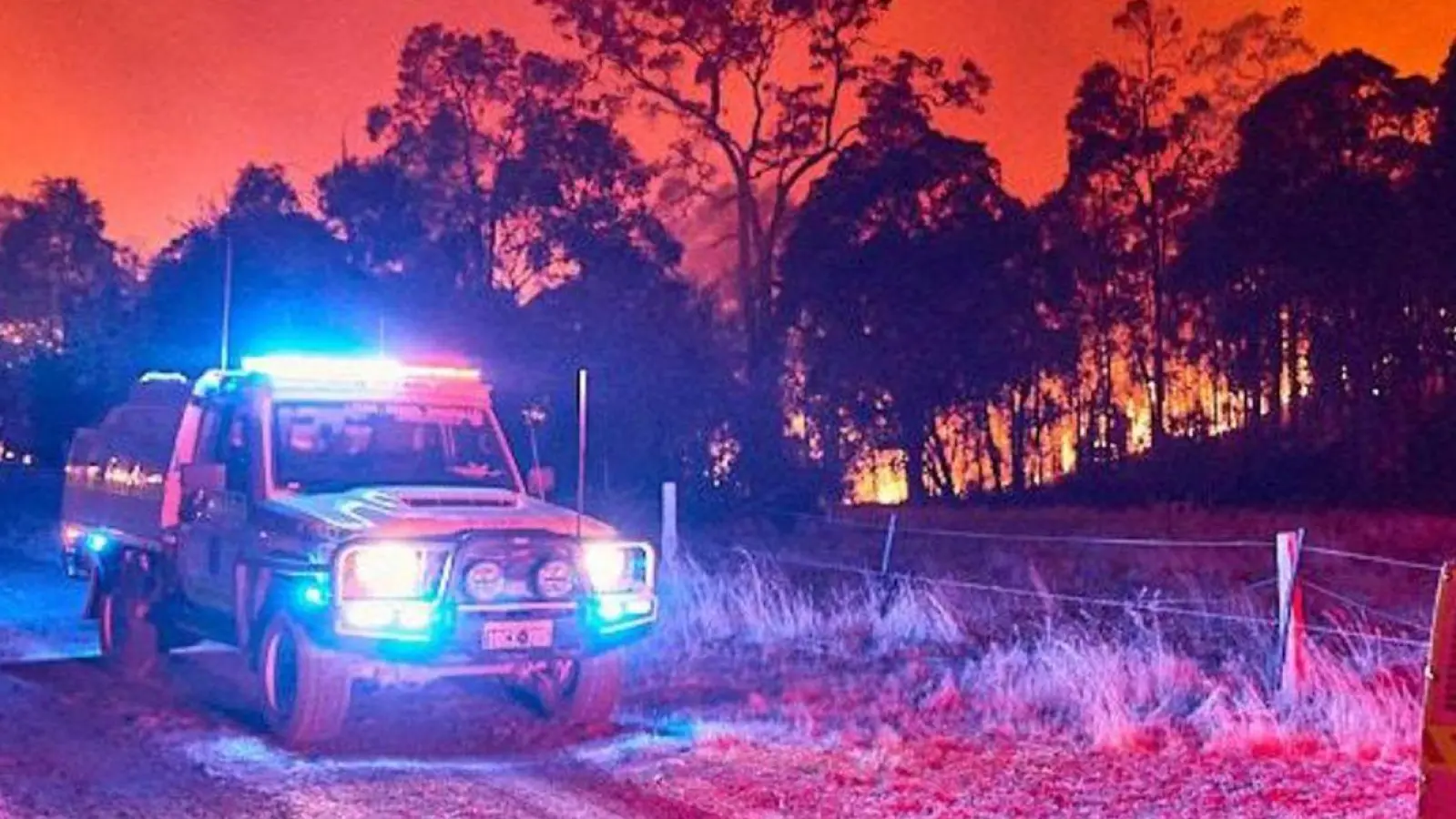 Ein Buschfeuer wütet seit Samstag zwischen den Orten Waroona und Pinjarra an der Westküste Australiens. (Foto: Erik Swaby/DEPARTMENT OF FIRE AND EMERGENCY SERVICES WA/AAP/dpa)