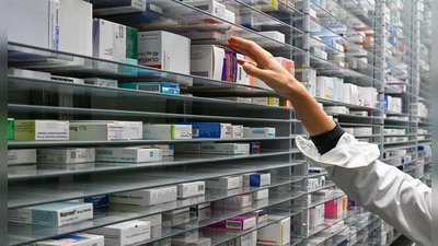 Wer Arzneimittel kauft, könnte nach einem neuen Vorschlag mehr zahlen müssen. (Foto: Jens Kalaene/dpa)