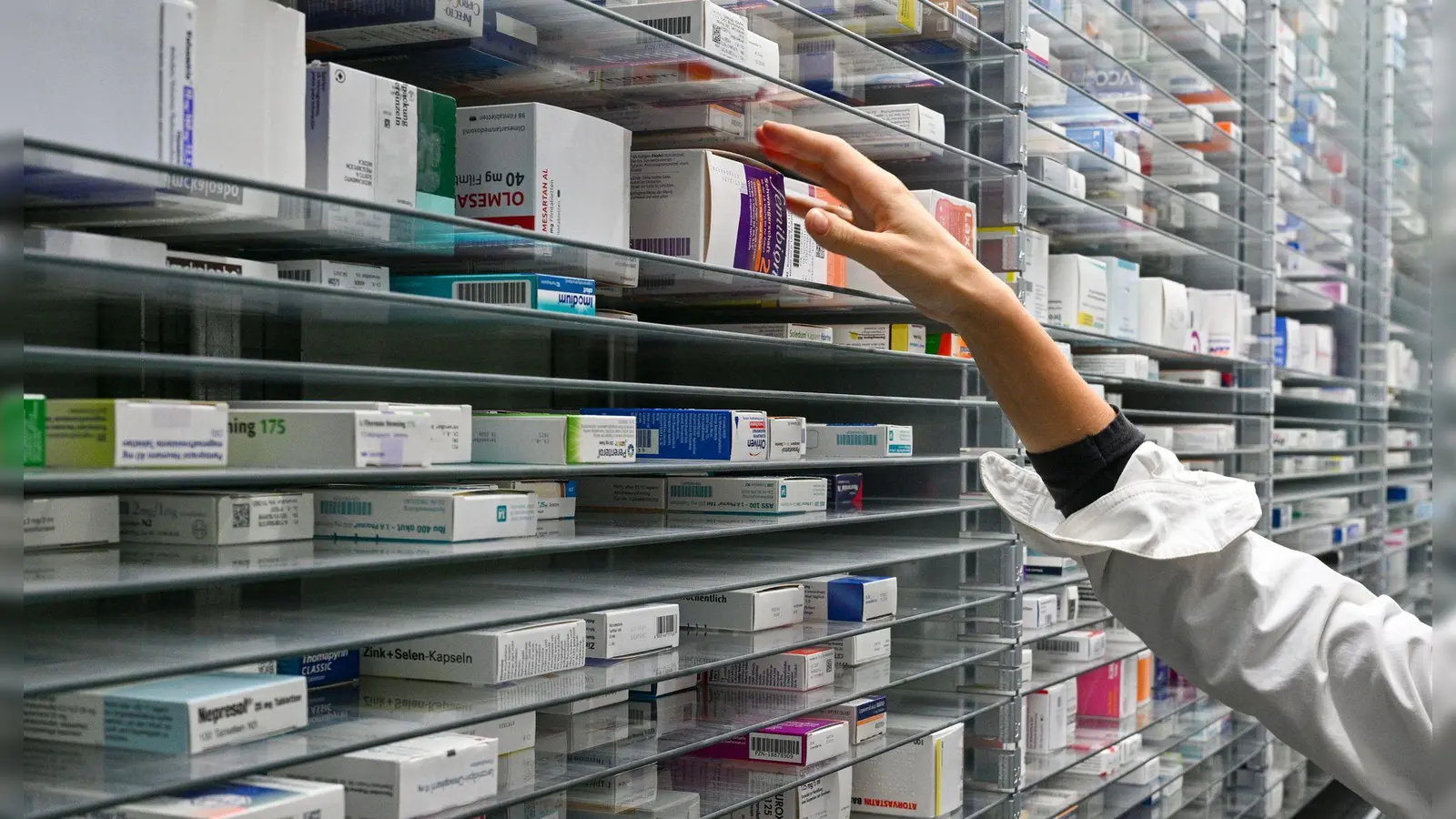 Wer Arzneimittel kauft, könnte nach einem neuen Vorschlag mehr zahlen müssen. (Foto: Jens Kalaene/dpa)