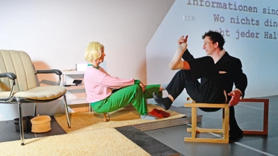 Zwischen Videoeinspielungen, Live-Kamera-Übertragung sowie gelesenen Textpassagen setzten Gabriele Graf und Lukas Aue Spielszenen. Unter anderem nimmt ein Holzstuhl dabei eine Rolle ein. (Foto: Jim Albright)