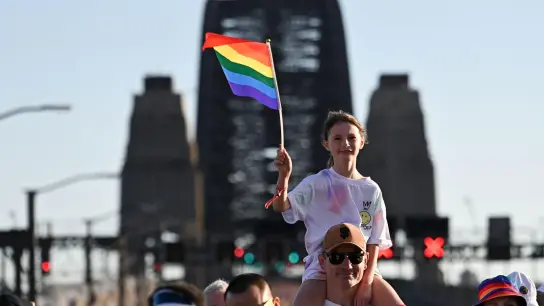Menschen demonstrieren im Rahmen des WorldPride-Festivals 2023 in Sydney für Gleichberechtigung. (Foto: Steven Saphore/AAP/dpa)