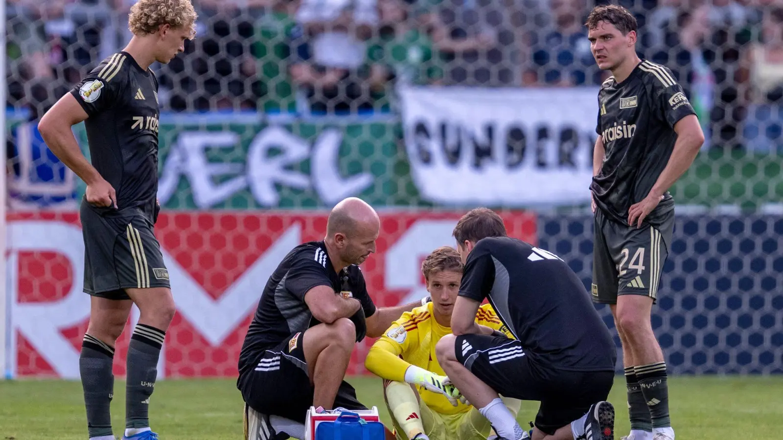 Torwart Frederik Rönnow wurde schwindelig und musste ausgewechselt werden. (Foto: David Inderlied/dpa)