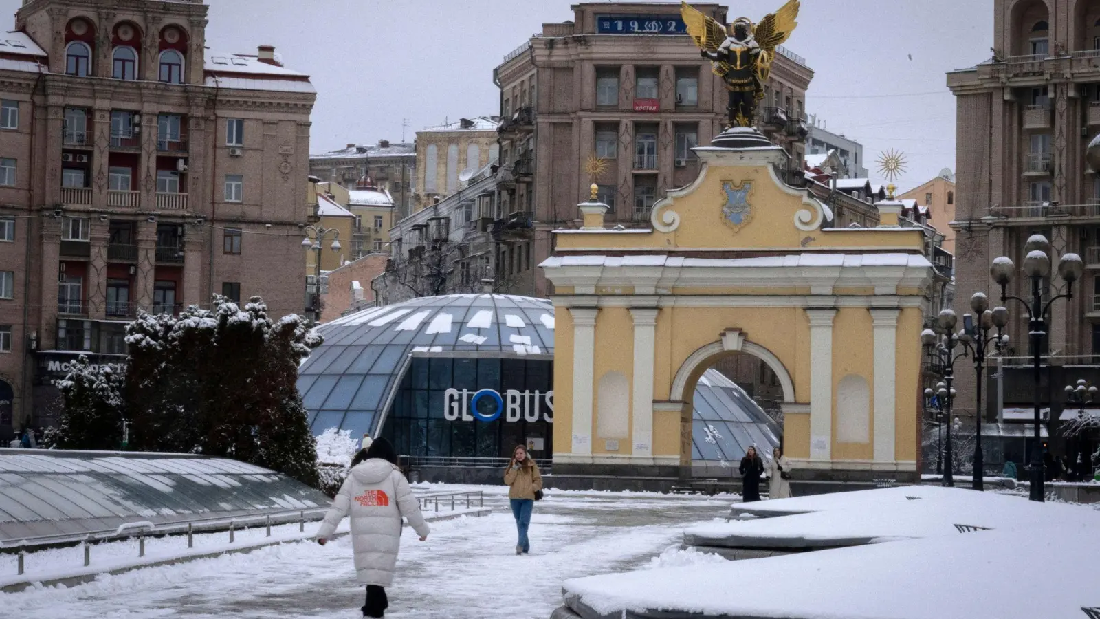 Menschen gehen am Montag durch das Stadtzentrum von Kiew. In der ukrainischen Hauptstadt gab es am Mittwochmorgen mehrere Explosionen. (Foto: Efrem Lukatsky/AP/dpa/Archiv)