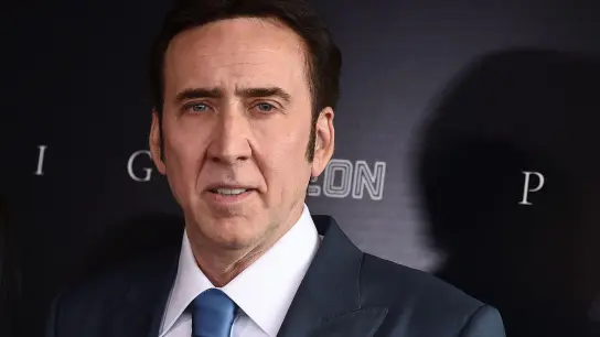 Schauspieler Nicolas Cage zeigt in „Renfield“ Zähne. (Foto: Jordan Strauss/Invision via AP/dpa)