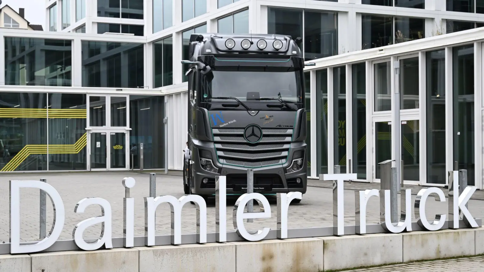 Daimler Truck: Konzern plant neues Werk in Tschechien. (Archivbild) (Foto: Bernd Weißbrod/dpa)