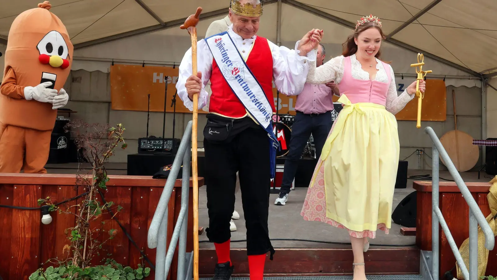 Thüringens Bratwurstkönig Norbert I.(links) und die Nürnberger Gastronomin Sofia Hilleprandt. Franken und Thüringen wollen die Frage nach der ältesten Bratwurstbude per Boxkampf entscheiden. (Foto: Bodo Schackow/dpa)