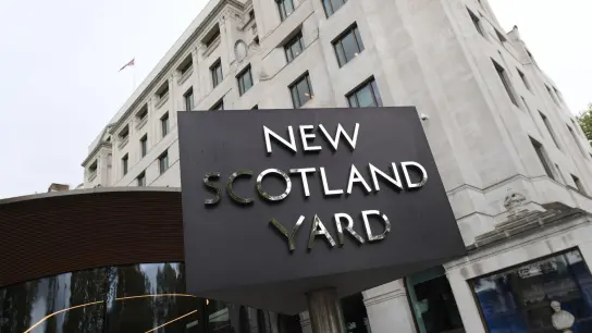 Die Polizeibehörde New Scotland Yard im Stadtteil City of Westminster am Londoner Themseufer: Die Londoner Metropolitan Police ist erneut von einem Rassismus-Skandal erschüttert worden. (Foto: Arne Dedert/dpa)
