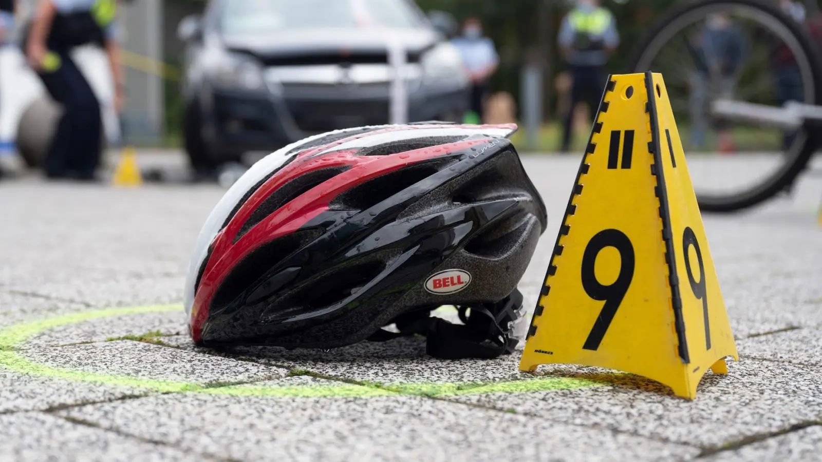 Wie konnte das passieren? Im Nachgang eines Unfalls muss der Hergang rekonstruiert werden - oft entsteht Streit über die Schuldfrage und den Haftungsanteil. (Foto: Federico Gambarini/dpa/dpa-tmn)