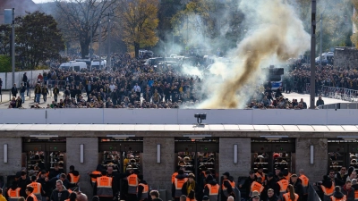 Dresdner Anhänger zünden Pyro vor dem Hertha-Spiel vor dem Olympiastadion (Foto: Robert Michael/dpa)