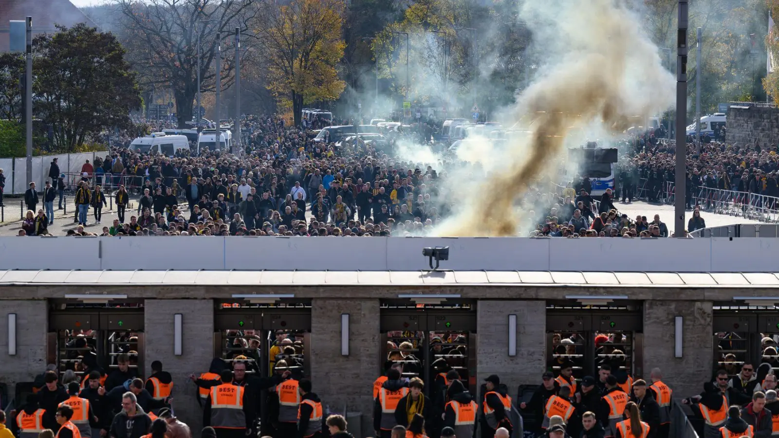 Dresdner Anhänger zünden Pyro vor dem Hertha-Spiel vor dem Olympiastadion (Foto: Robert Michael/dpa)