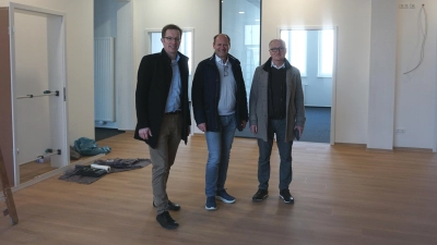 Sind stolz auf das neue Domizil des ANswerks (von links): Christoph Albrecht, Rüdiger Busch und Thomas Merkel im Eingangsbereich. (Foto: Andrea Walke)