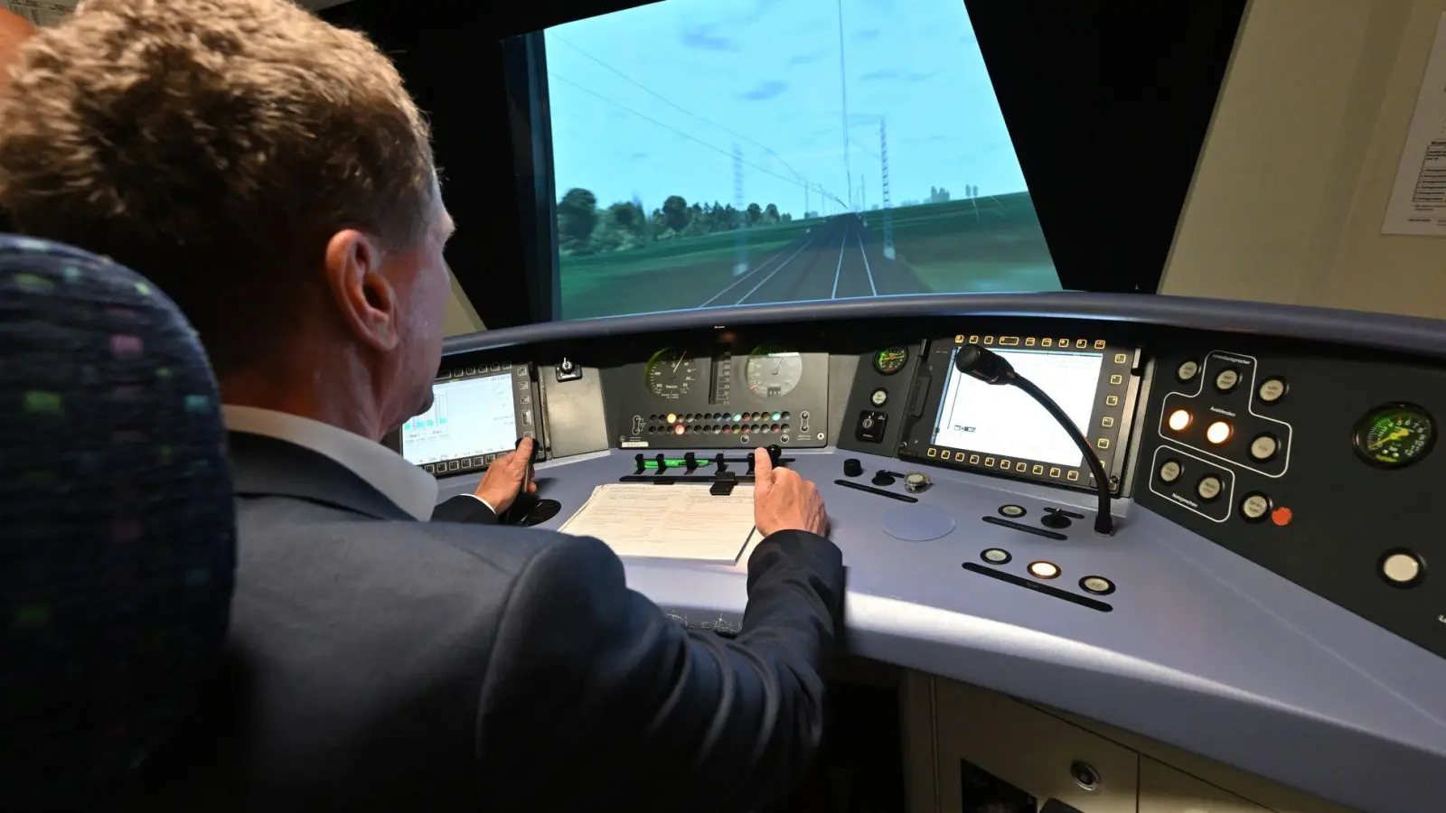 Ein Bahnsimulator für angehende Lokführer der DB Regio in München.  (Foto: Peter Kneffel/dpa)
