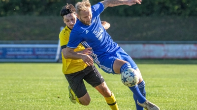 Nach langer Verletzungspause half Steven Bartels (in blau) wieder mit, den aktuellen Vizemeister TSV Meckenhausen (Jonas Hofbeck) mit 2:0 zu besiegen. (Foto: Markus Zahn)