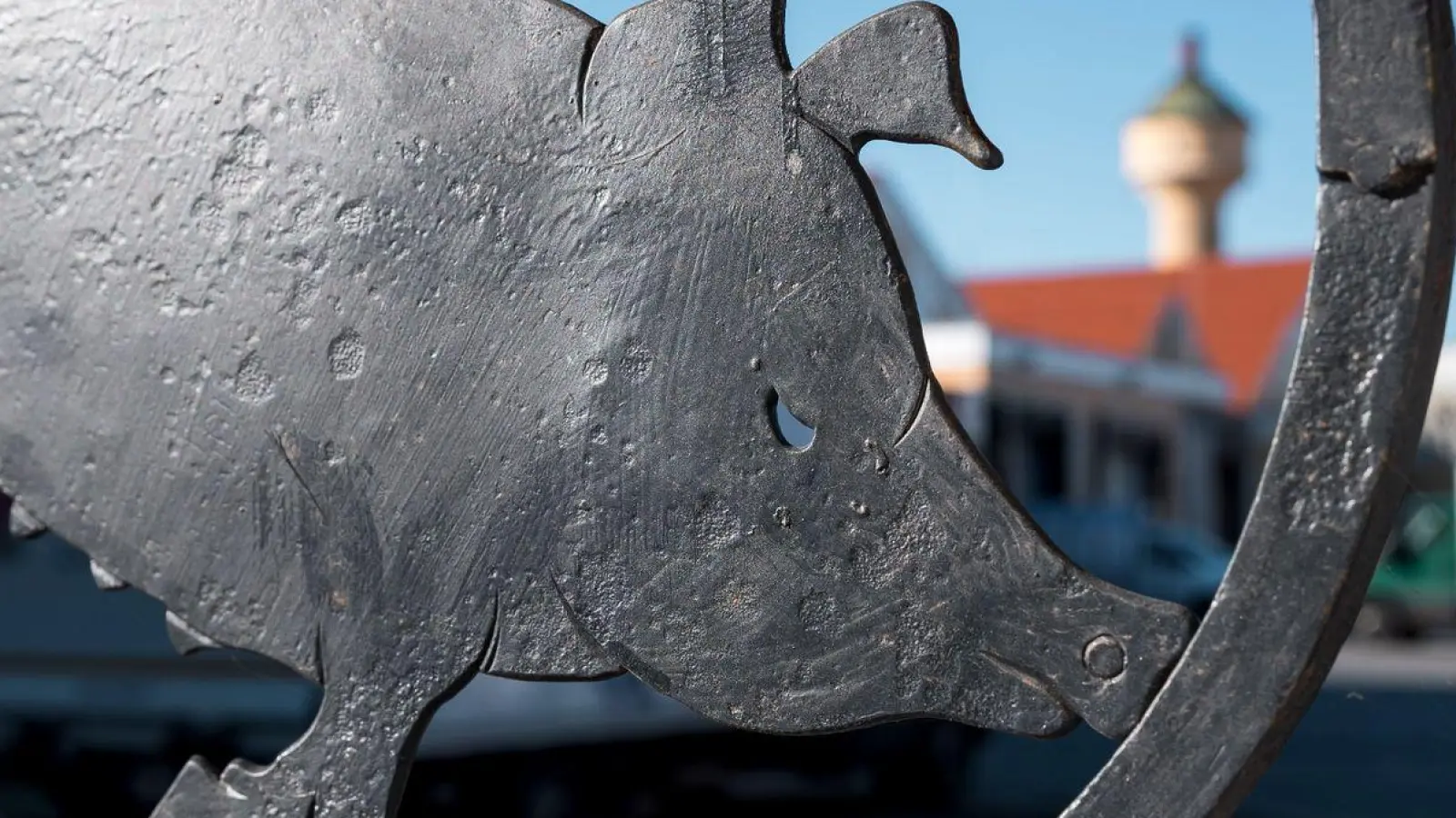 Die Mauer des Schlachthofs Bamberg ist mit einem Schwein aus Eisen verziert. Der Betrieb steht vor dem Aus. (Foto: Daniel Vogl/dpa/Archivbild)