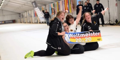 Die Weltmeisterinnen von 2020 (von links): Antonia Kachelmann, Annalena Leitner, Birgit Wagner und Sabrina Miels. Die WM fand im niederbayerischen Regen statt. (Foto: Deutscher Eisstock-Verband)
