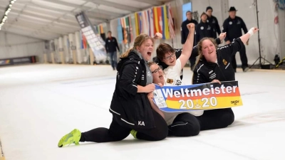 Die Weltmeisterinnen von 2020 (von links): Antonia Kachelmann, Annalena Leitner, Birgit Wagner und Sabrina Miels. Die WM fand im niederbayerischen Regen statt. (Foto: Deutscher Eisstock-Verband)