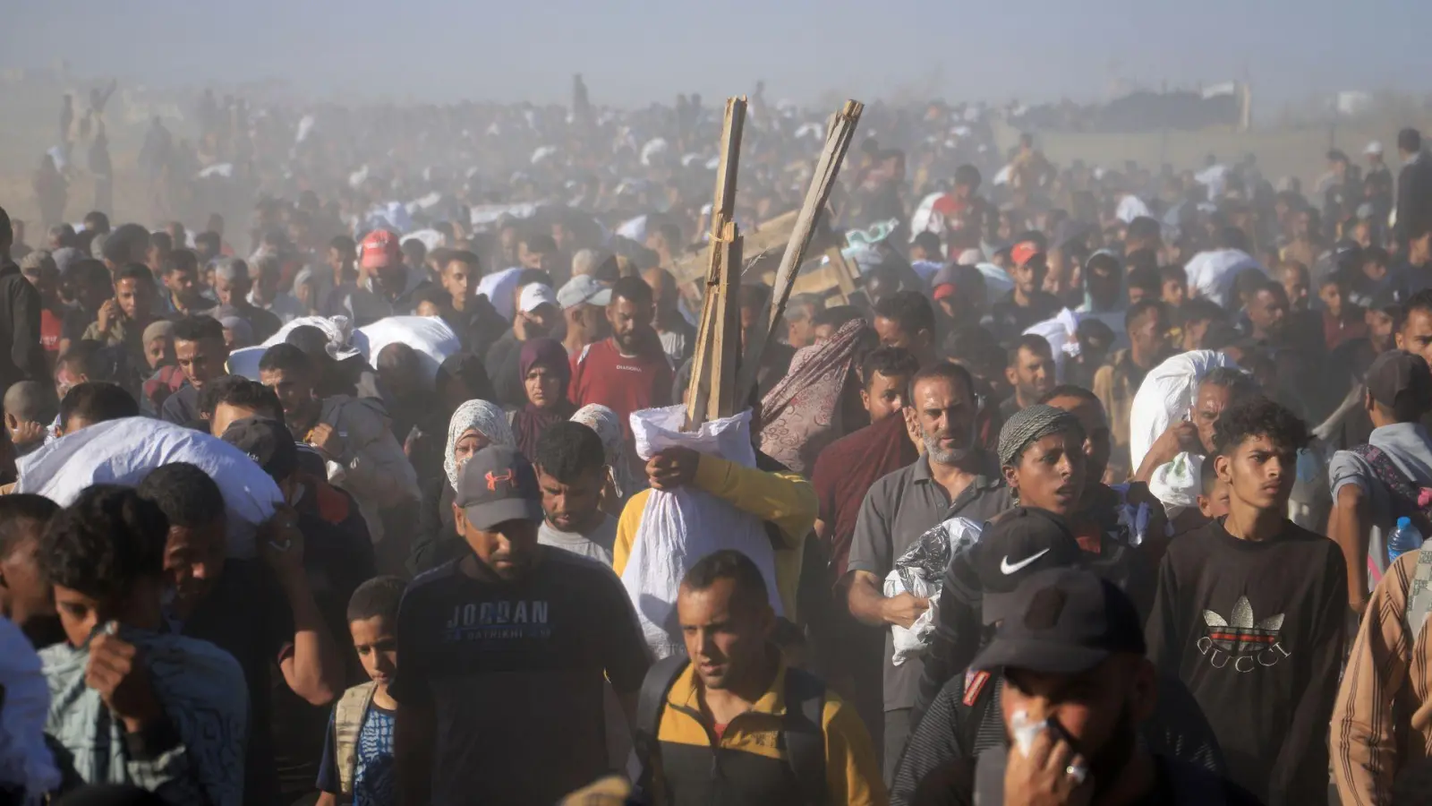 Nach Angaben aus medizinischen Kreisen im Gazastreifen wurden am Samstag mindestens 15 Palästinenser in der Nähe eines Verteilzentrums für humanitäre Hilfe der Gaza Humanitarian Foundation von israelischen Soldaten erschossen. Die Stiftung wies den Bericht als falsch zurück. (Foto: Mariam Dagga/AP/dpa)
