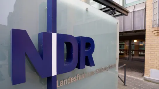 Der Eingang zum Landesfunkhaus Schleswig-Holstein des Norddeutschen Rundfunks (NDR) in Kiel. (Foto: Marcus Brandt/dpa)