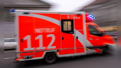 Der Rettungsdienst wird bei seinem Einsatz von Schaulustigen gestört. (Symbolbild) (Foto: Monika Skolimowska/dpa)