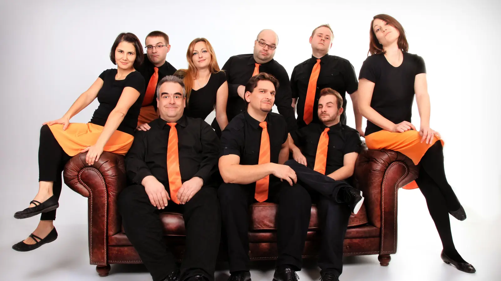 Macht Theater aus dem Stegreif: Das Ensemble der Impro-Gruppe „Volle Möhre!“, Göksen Meine, Tim Parth, Christine Hofmann, Philipp Weißmann, Jörg Diethorn und Lisa van der Linden (von links, hintere Reihe), Michael Müller, Philipp Hofmann und Karlheinz Knöbl (von links). (Foto: Mel Hofmeier)