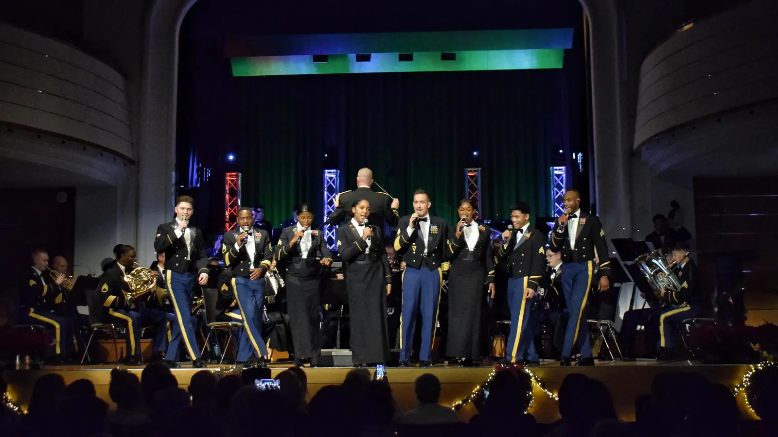 Bot ein mitreißendes Weihnachtskonzert: die U. S. Army Europe-Africa Band &amp; Chorus in Ansbach. (Foto: Christina Özbek)