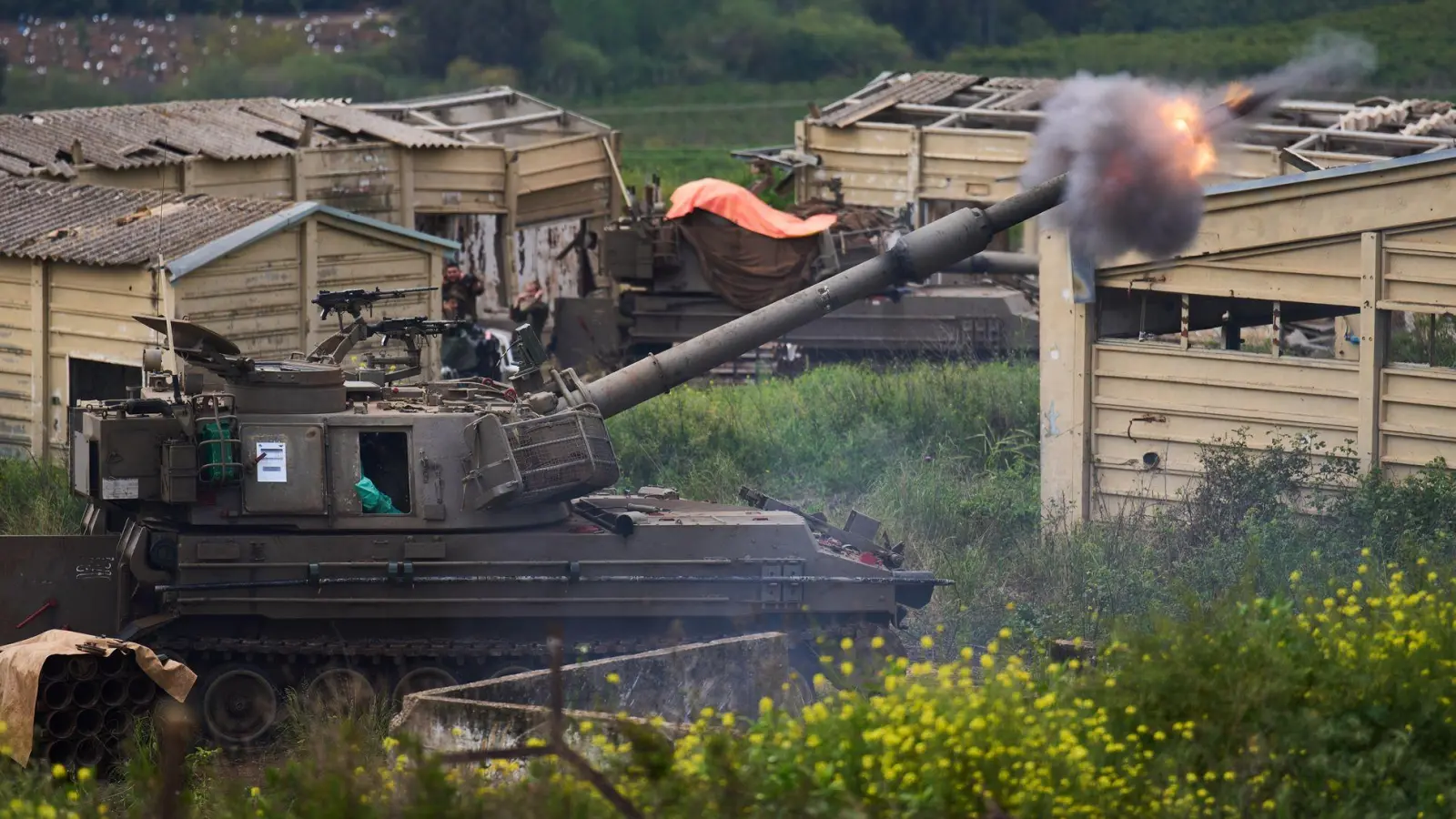 Die fortgesetzten Angriffe Israels auf den Libanon belasten die Waffenruhe im Iran-Krieg.  (Foto: Ariel Schalit/AP/dpa)