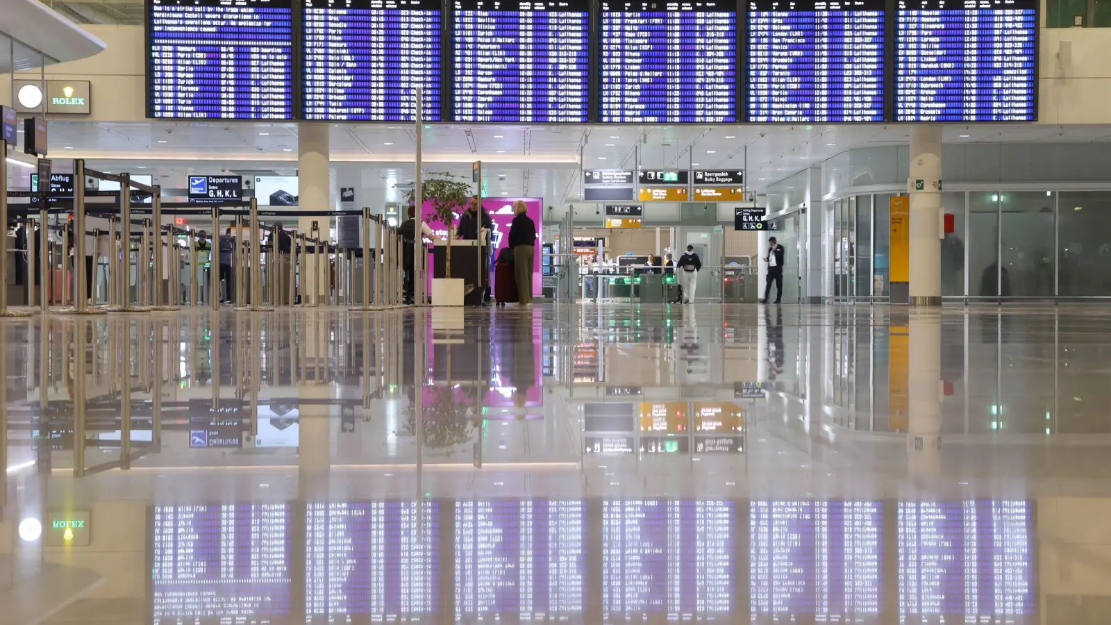 Nicht viel los in der Abflughalle des Terminal 2. (Foto: Karl-Josef Hildenbrand/dpa)