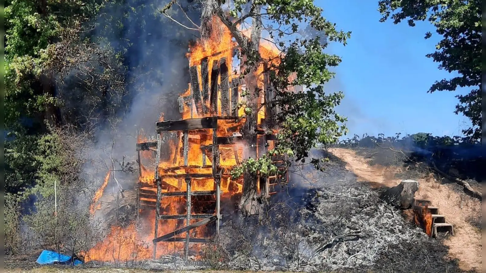 Ein Holzverschlag, augenscheinlich eine Art Baumhaus, stand auch in Flammen. (Foto: Peter Wolf)