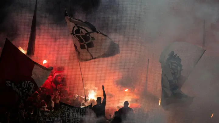 Kölner Fans hatten im Dortmunder Stadion Pyrotechnik gezündet. (Foto: Bernd Thissen/dpa)