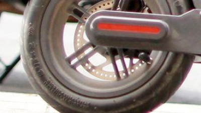 Keine Straßenzulassung ohne Versicherung: Wer einen E-Scooter im öffentlichen Verkehr ohne Versicherungskennzeichen fährt, riskiert saftige Strafen. (Foto: Martin Gerten/dpa)