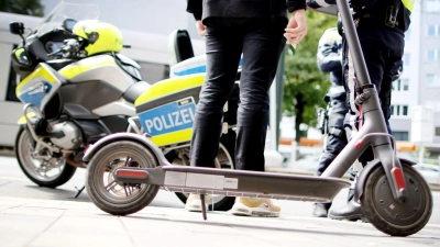 Den Fahrer des E-Scooters traf die Polizei an, den Mitfahrer allerdings nicht. (Symbolbild: Martin Gerten/dpa)