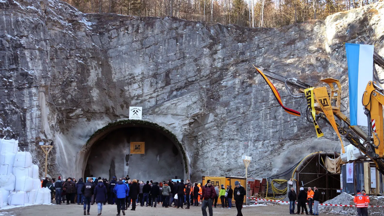 Auf der B 23 soll mit dem Tunnel das Ortszentrum Garmisch-Partenkirchen umfahren werden. (Archivbild) (Foto: Stephan Jansen/dpa)