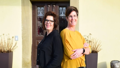 Tamara Spenkuch (links) und Stefanie Potthoff wollen Frauen Hilfe zur Selbsthilfe geben. (Foto: Irmeli Pohl)