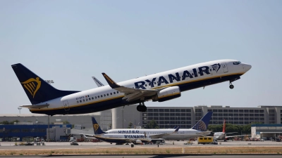 Eine Ryanair-Maschine hebt auf dem Flughafen Palma ab. (Foto: Clara Margais/dpa)