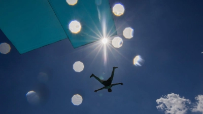 Sprung ins kühle Nass: Vielerorts haben Menschen Abkühlung in Freibädern gesucht. (Symbolbild) (Foto: Rolf Vennenbernd/dpa)