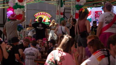 Stimmung „unfassbar gut“: Im Bierkönig wird wieder gefeiert. (Foto: Clara Margais/dpa)