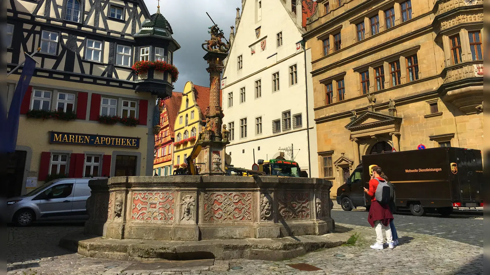 Der Herterichbrunnen am Marktplatz in Rothenburg wurde beschädigt. (Archivbild: Clarissa Kleinschrot)