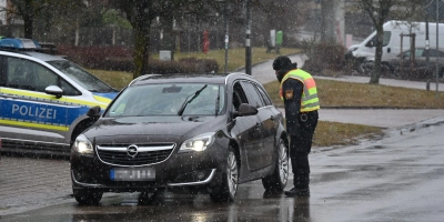 Zur Kleinarbeit, mit der die Polizei dem Täter auf die Spur kam, gehörte die Befragung von Autofahrern exakt eine Woche nach der Tat rund um die St.-Gundekar-Straße. Sie zweigt hinter dem geparkten Streifenwagen links von der Neuendettelsauer Straße ab. (Foto: Manfred Blendinger)
