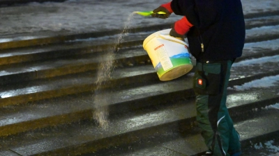 Für Montag warnt der Deutsche Wetterdienst vor Glatteis. (Foto: Malin Wunderlich/dpa)
