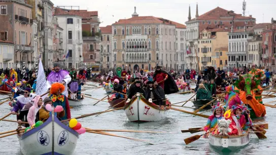 Der Karneval von Venedig in der historischen Lagunenstadt zieht Menschen aus der ganzen Welt an. (Foto: Antonio Calanni/AP/dpa)