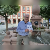 Johannes Schoierer arbeitet in der Klinik Neustadt und führt heute Regie beim Theaterkreis der Christengemeinschaft Nürnberg - im Oktober bringt er mit „Wolke 97” erneut ein Stück auf die Neustädter Torhausbühne. (Foto: Heike Steiner)