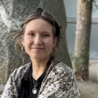 Rückkehr an ihre ehemalige Schule: Eva-Marie Seidel hat bei der Platen-Theater-AG die Dramaturgie übernommen.  (Foto: Lara Hausleitner)