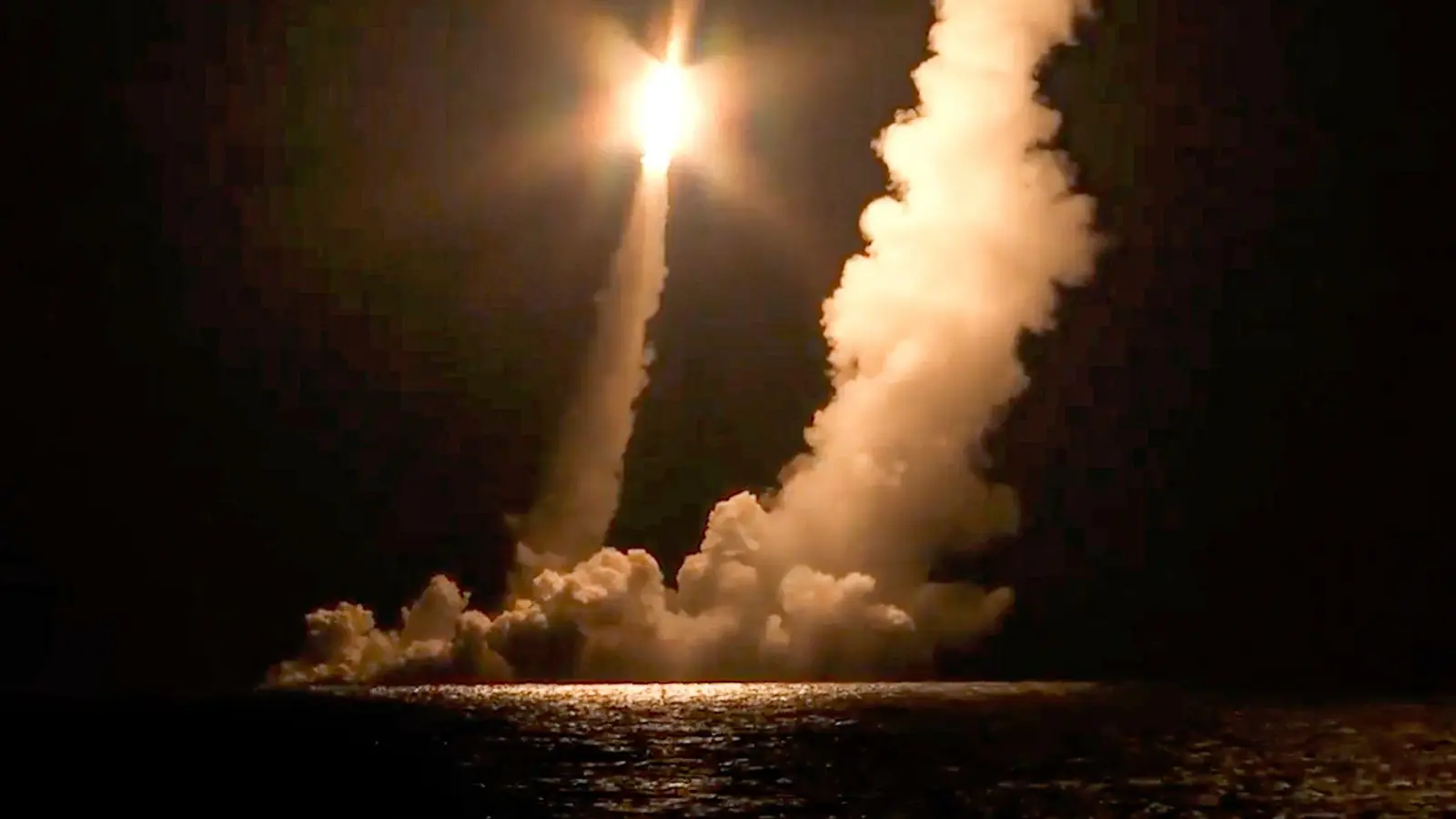 Test von russischen Interkontinentalraketen vom Atom-U-Boot K-551 Wladimir Monomach im Ochotskischen Meer. (Foto: ---/Russian Defense Ministry Press Service/ AP/dpa)