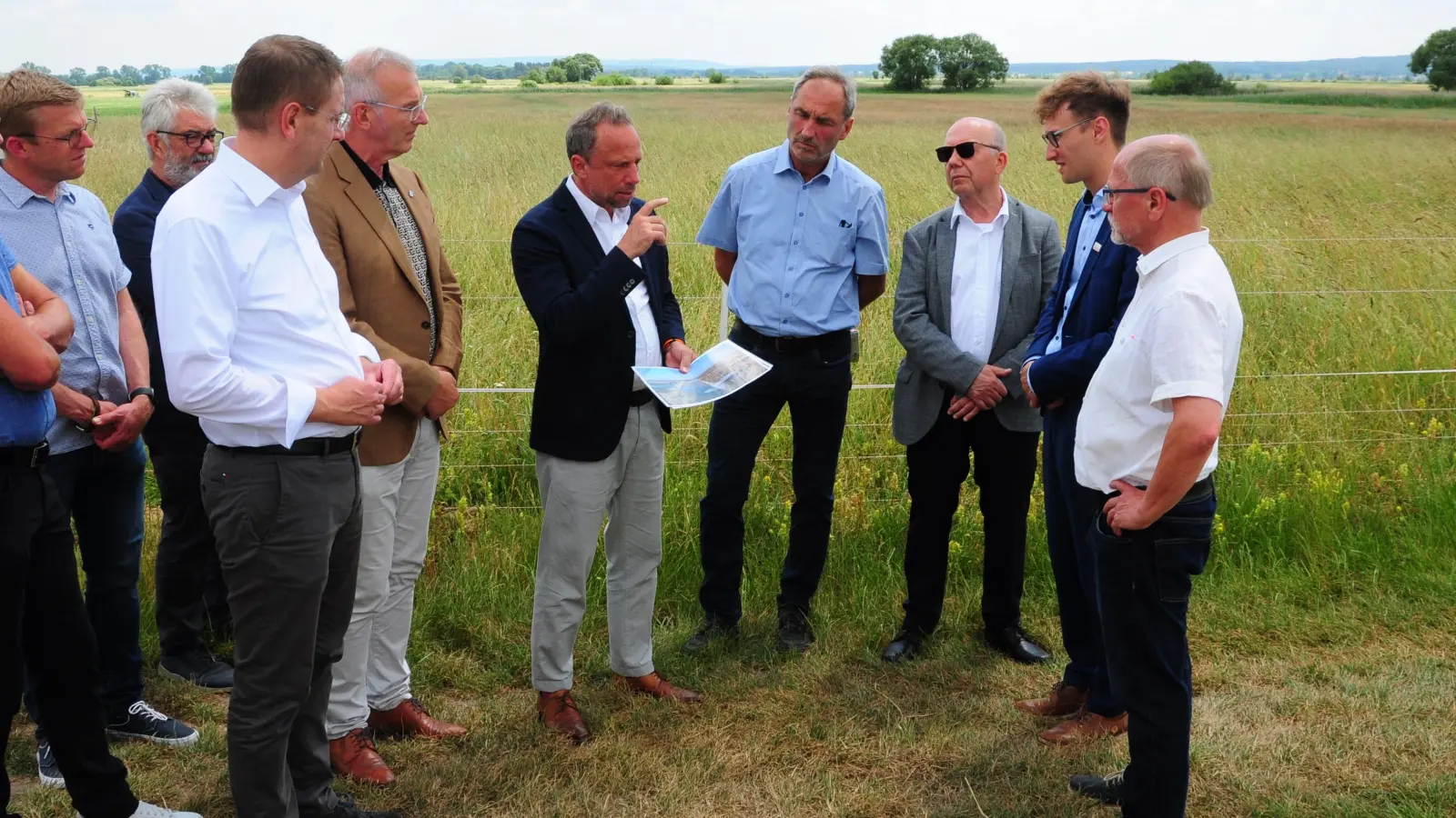 Bayerns Umweltminister Thorsten Glauber (Mitte) sprach im Wiesmet über das Potenzial des Projekts chance.natur und dessen Vorbildfunktion für integrativen Naturschutz. (Foto: Jonas Volland)