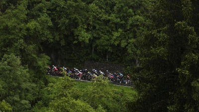 Radfahrer treten in die Pedale während der 16. Etappe des Giro d&#39;Italia von Livigno nach Santa Cristina Val Gardena (Monte Pana). (Foto: Fabio Ferrari/LaPresse/AP)