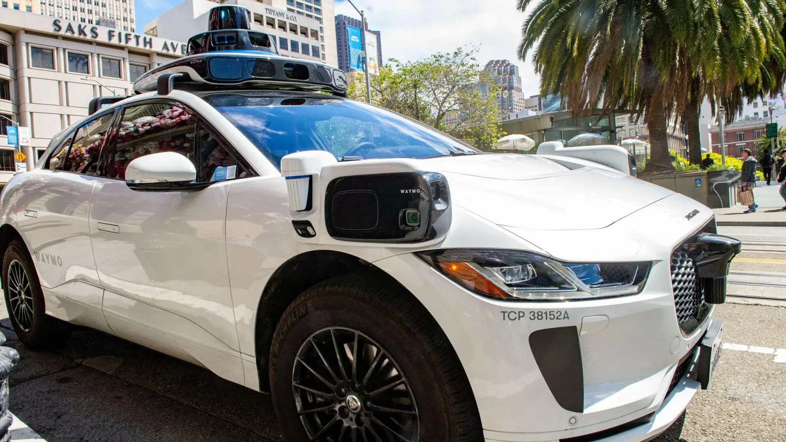 Waymo setzt aktuell umgebaute Elektroautos der britischen Marke Jaguar ein. (Archivbild) (Foto: Andrej Sokolow/dpa)
